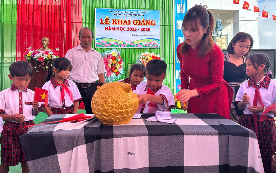 Học tr&ograve; "nu&ocirc;i heo đất" g&oacute;p quỹ gi&uacute;p bạn mồ c&ocirc;i trong ng&agrave;y khai giảng- Ảnh 1.