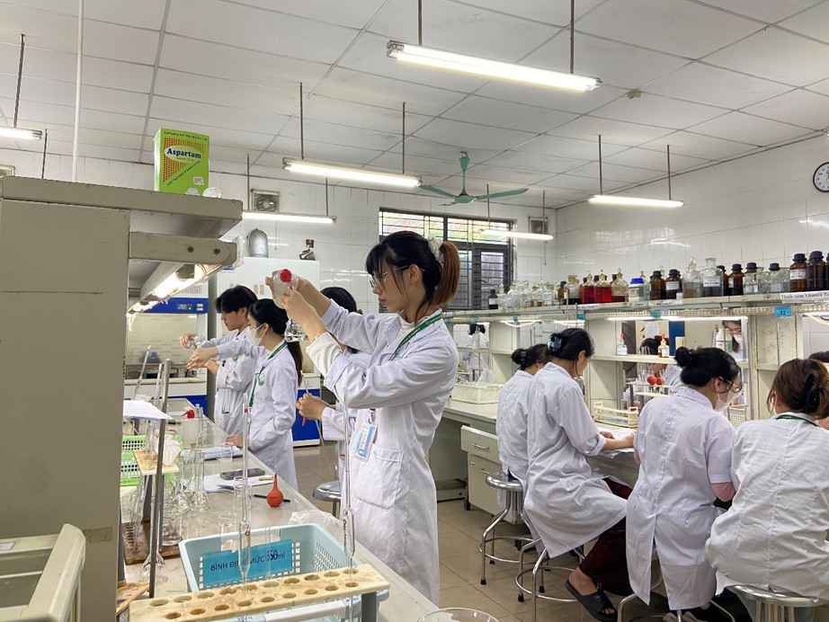Học ph&iacute; c&aacute;c trường Y Dược tăng mạnh năm 2025- Ảnh 1.