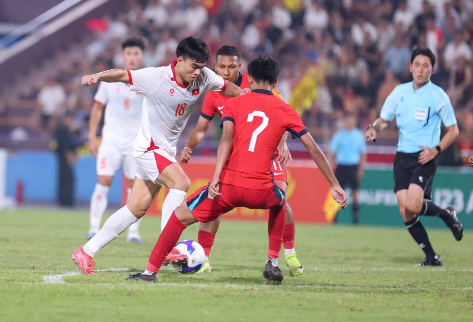 Chật vật hạ Singapore, U23 Việt Nam lấy lại ng&ocirc;i đầu bảng ở v&ograve;ng loại U23 ch&acirc;u &Aacute;- Ảnh 1.