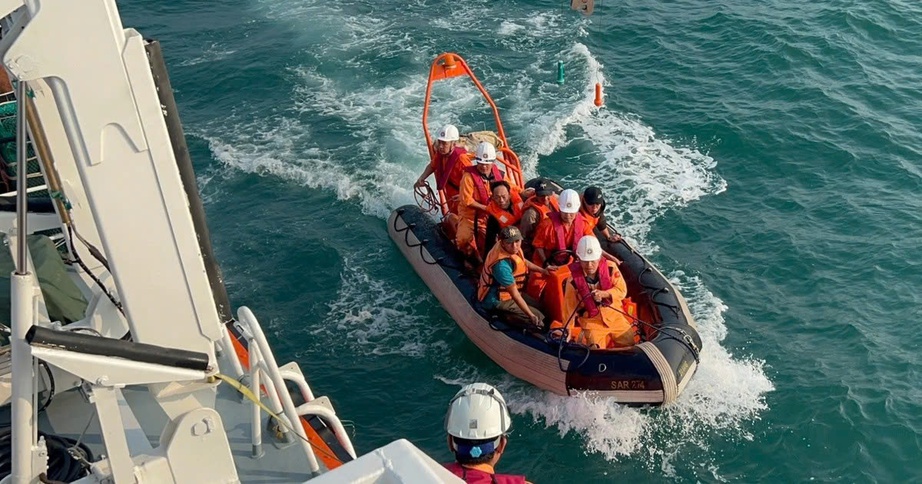 Bộ X&acirc;y dựng ra c&ocirc;ng điện ứng ph&oacute; &aacute;p thấp nhiệt đới mạnh l&ecirc;n th&agrave;nh b&atilde;o- Ảnh 1.