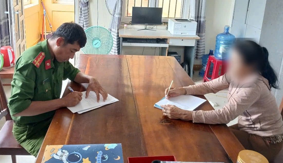 Quảng Ng&atilde;i: Đem t&uacute;i r&aacute;c vứt b&ecirc;n lề đường, người phụ nữ bị phạt 750.000 đồng- Ảnh 1.