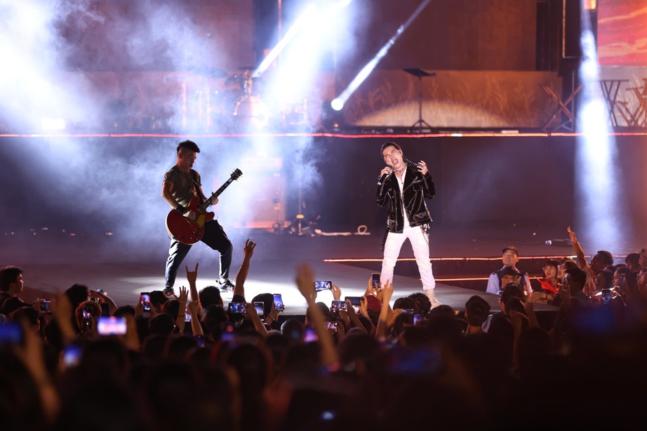 Ngũ Cung thăng hoa tại "Rock Concert - Trái tim Việt Nam"- Ảnh 1. Ngũ Cung thăng hoa tại "Rock Concert - Trái tim Việt Nam"- Ảnh 1.