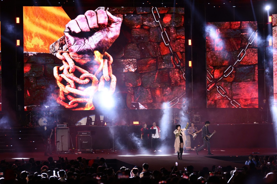 Ngũ Cung thăng hoa tại "Rock Concert - Trái tim Việt Nam"- Ảnh 3. Ngũ Cung thăng hoa tại "Rock Concert - Trái tim Việt Nam"- Ảnh 3.