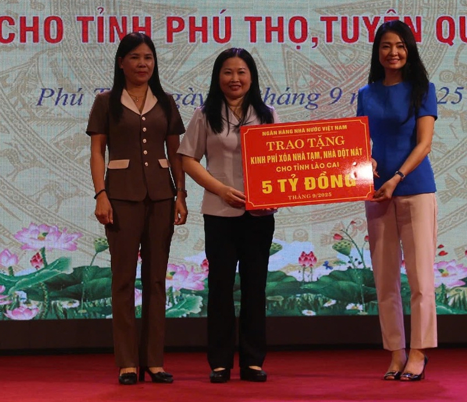 Trao 8 tỷ đồng hỗ trợ x&oacute;a nh&agrave; tạm, nh&agrave; dột n&aacute;t cho 3 tỉnh Ph&uacute; Thọ, Tuy&ecirc;n Quang, L&agrave;o Cai- Ảnh 2.
