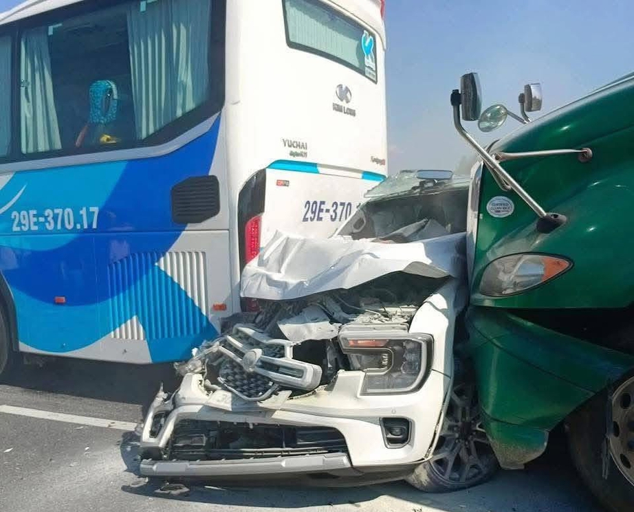 5 &ocirc; t&ocirc; t&ocirc;ng li&ecirc;n ho&agrave;n tr&ecirc;n cao tốc Cao Bồ - Mai Sơn, giao th&ocirc;ng &ugrave;n tắc nhiều giờ- Ảnh 1.