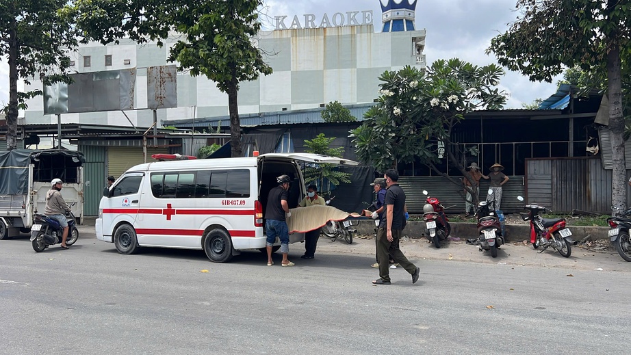Xe đầu kéo ôm cua va chạm xe máy, người phụ nữ tử vong thương tâm- Ảnh 2. Xe đầu kéo ôm cua va chạm xe máy, người phụ nữ tử vong thương tâm- Ảnh 2.