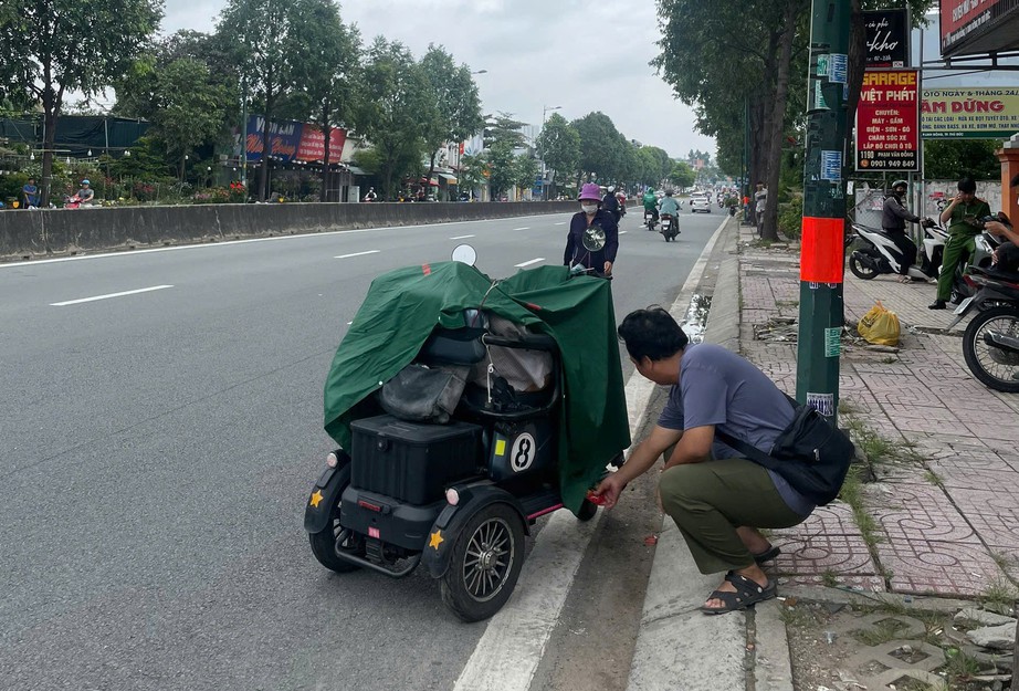 Cụ &ocirc;ng b&aacute;n v&eacute; số tử vong thương t&acirc;m tr&ecirc;n xe điện 3 b&aacute;nh b&ecirc;n đường- Ảnh 1.