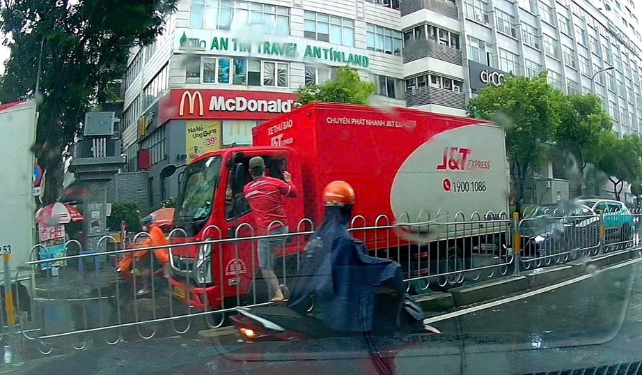 TP.HCM: L&agrave;m r&otilde; vụ người đ&agrave;n &ocirc;ng đập k&iacute;nh xe tải, tấn c&ocirc;ng t&agrave;i xế giữa đường- Ảnh 1.