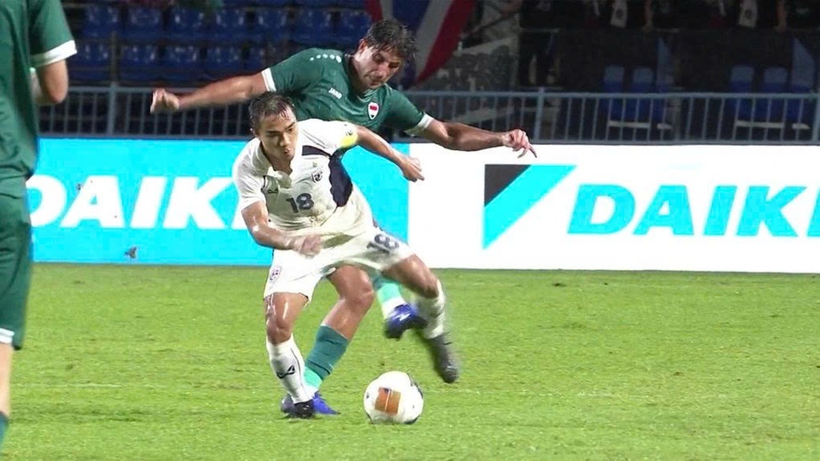 Chanathip nổi giận với pha v&agrave;o b&oacute;ng như &ldquo;ch&eacute;m đinh chặt sắt&rdquo; của cầu thủ Iraq- Ảnh 1.