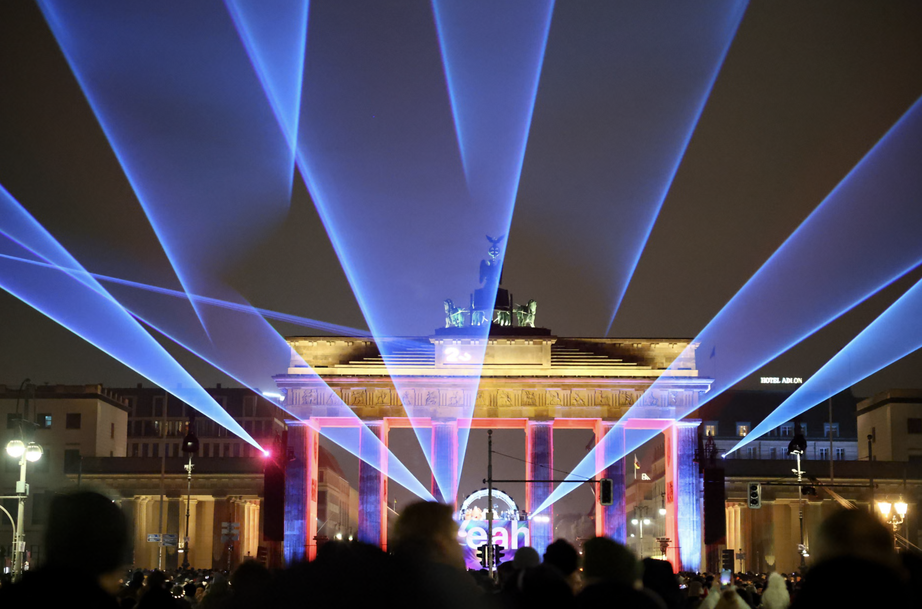 Những khoảnh khắc chào đón giao thừa ấn tượng trên thế giới- Ảnh 7. Những khoảnh khắc chào đón giao thừa ấn tượng trên thế giới- Ảnh 7.