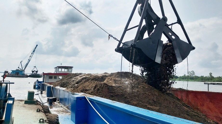 Bộ Xây dựng yêu cầu quản chặt việc khai thác, cung ứng cát cho dự án vùng ĐBSCL- Ảnh 1. Bộ Xây dựng yêu cầu quản chặt việc khai thác, cung ứng cát cho dự án vùng ĐBSCL- Ảnh 1.