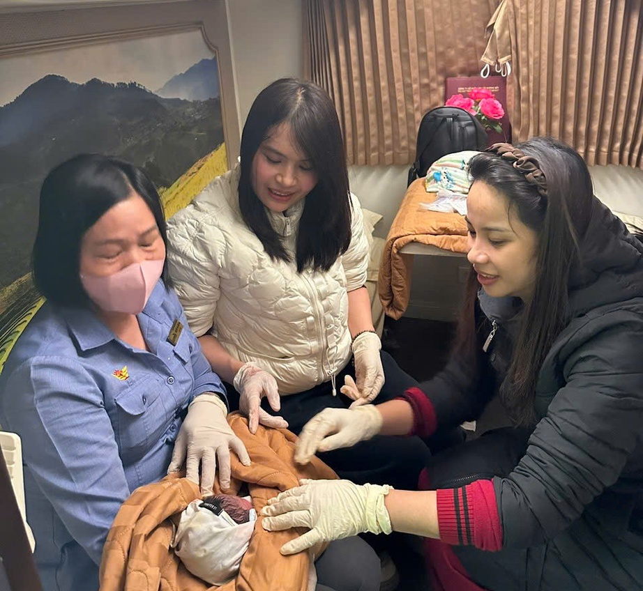 Khoảnh khắc vỡ &ograve;a tr&ecirc;n t&agrave;u SE4: Em b&eacute; ch&agrave;o đời giữa h&agrave;nh tr&igrave;nh Bắc - Nam- Ảnh 1.