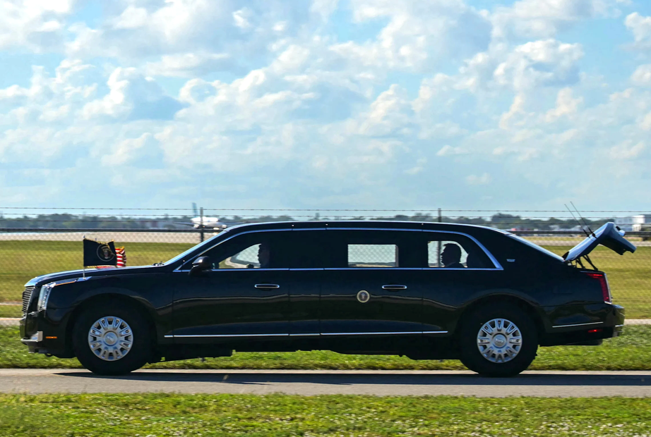 Đo&agrave;n xe Tổng thống Mỹ phải đổi hướng đi v&agrave;o ph&uacute;t ch&oacute;t v&igrave; ph&aacute;t hiện thiết bị khả nghi- Ảnh 1.