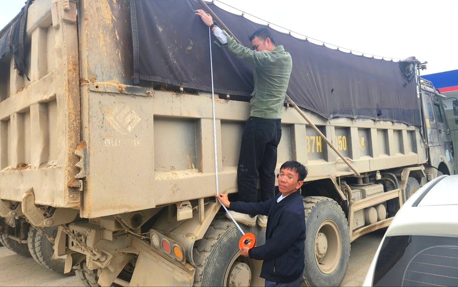 Xe chở vật liệu rơi v&atilde;i, k&eacute;o b&ugrave;n đất "bủa v&acirc;y" tuyến tr&aacute;nh quốc lộ 1 qua H&agrave; Tĩnh- Ảnh 3.