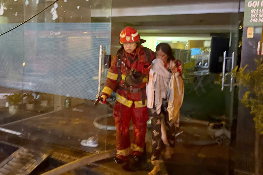 Tạm giữ nghi can đốt nh&agrave; nghỉ ở H&agrave; Nội, cảnh s&aacute;t giải cứu nhiều nạn nh&acirc;n- Ảnh 1.