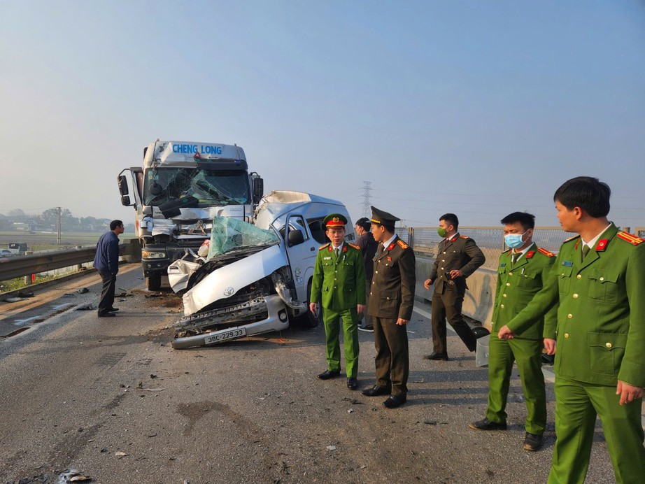 Sẽ khởi tố vụ &aacute;n tai nạn li&ecirc;n ho&agrave;n tr&ecirc;n cao tốc Mai Sơn - QL45 khiến 4 người tử vong- Ảnh 2.