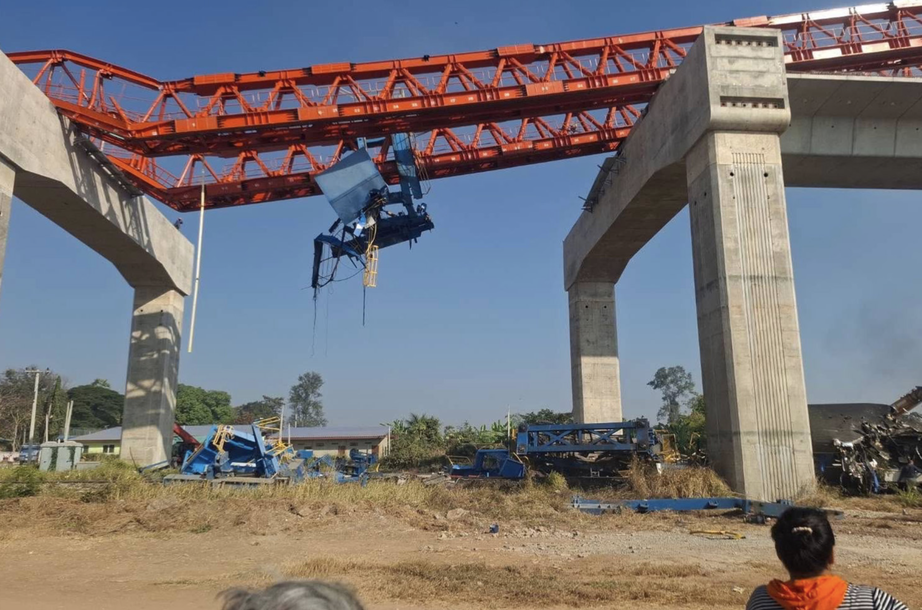 Vụ cần cẩu sập rơi xuống t&agrave;u đang chạy tại Th&aacute;i Lan: Số người thiệt mạng tăng l&ecirc;n 32- Ảnh 2.