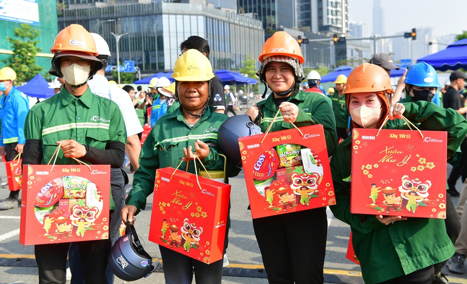 Tết sớm giữa đại c&ocirc;ng trường TP.HCM: Ấm l&ograve;ng c&ocirc;ng nh&acirc;n xa qu&ecirc;- Ảnh 2.