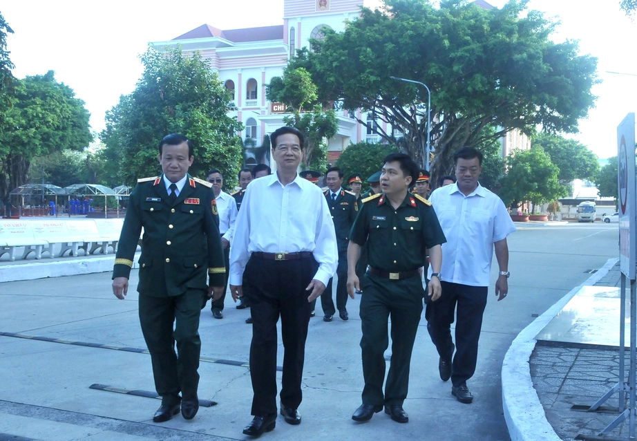 Nguy&ecirc;n Thủ tướng Nguyễn Tấn Dũng thăm, tặng qu&agrave; bệnh nh&acirc;n tại Bệnh viện Qu&acirc;n y 121- Ảnh 1.