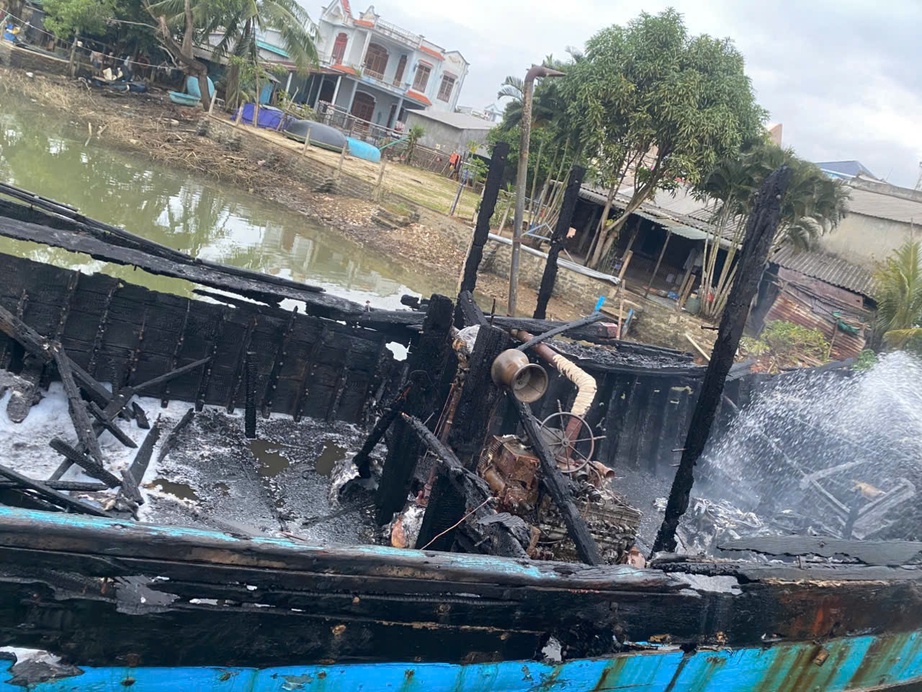 Bốn t&agrave;u c&aacute; Quảng Ng&atilde;i bốc ch&aacute;y dữ dội trong đ&ecirc;m- Ảnh 2.