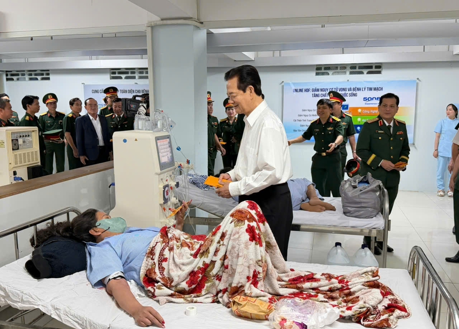 Nguy&ecirc;n Thủ tướng Nguyễn Tấn Dũng thăm, tặng qu&agrave; bệnh nh&acirc;n tại Bệnh viện Qu&acirc;n y 121- Ảnh 2.