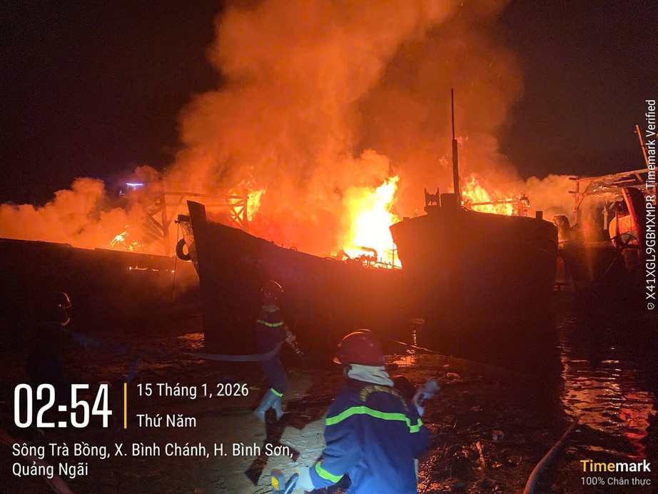 Bốn t&agrave;u c&aacute; Quảng Ng&atilde;i bốc ch&aacute;y dữ dội trong đ&ecirc;m- Ảnh 1.