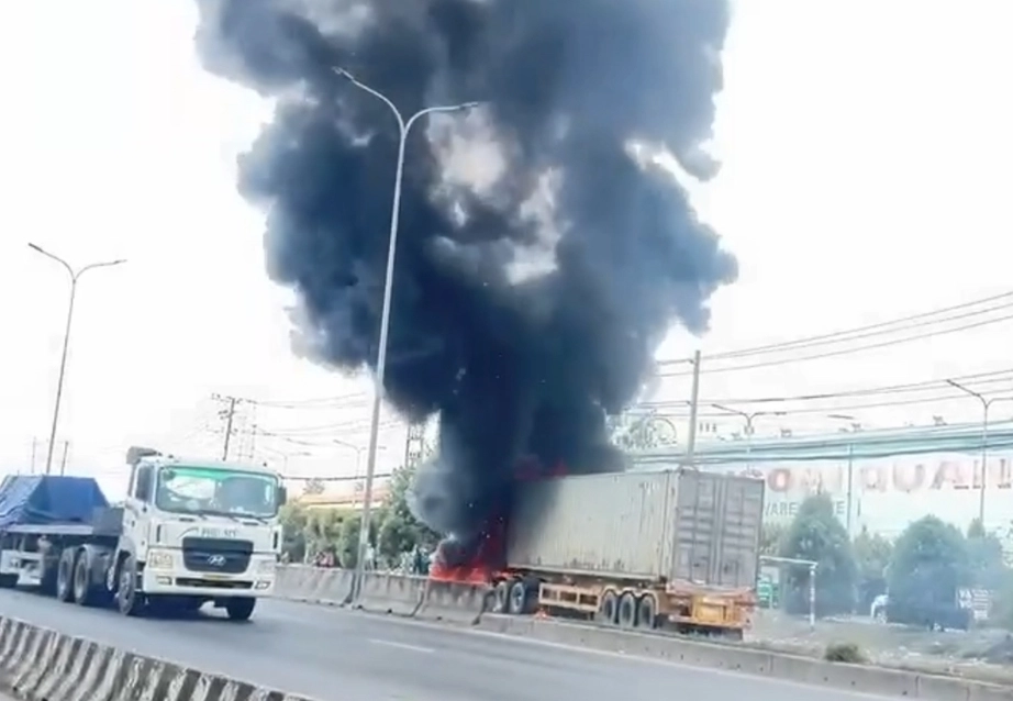 Xe container b&ugrave;ng ch&aacute;y dữ dội tr&ecirc;n quốc lộ 51 qua Đồng Nai- Ảnh 2.