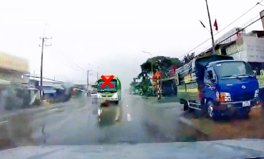 Từ clip người d&acirc;n cung cấp, CSGT xử phạt t&agrave;i xế xe kh&aacute;ch vượt ẩu tr&ecirc;n QL20- Ảnh 2.