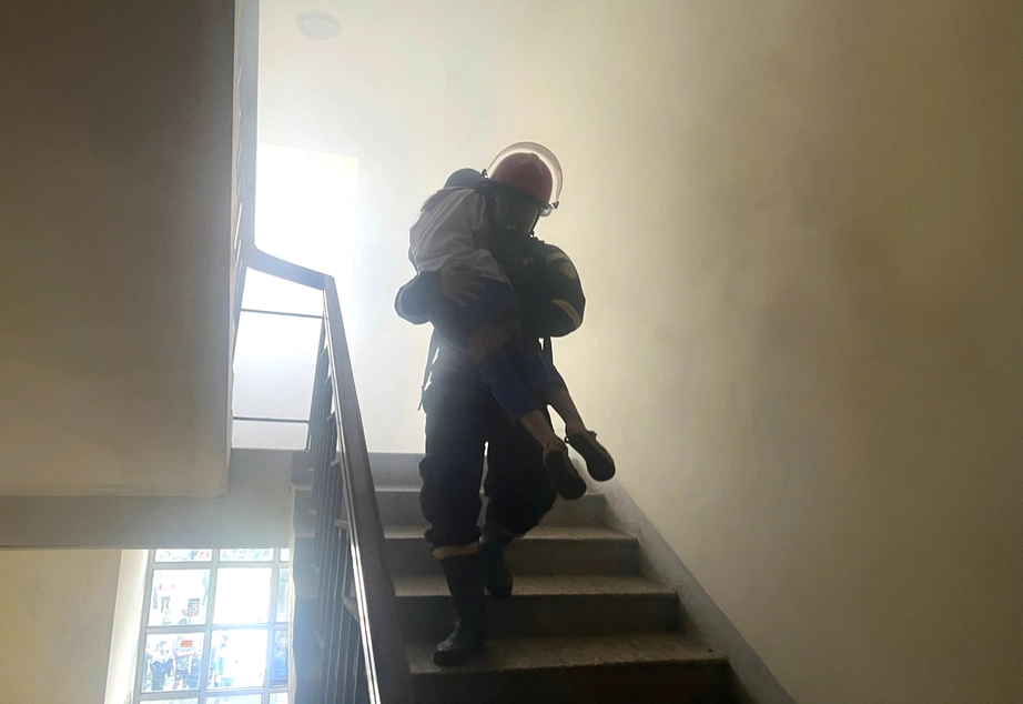 Nghệ An: Kịp thời dập tắt đ&aacute;m ch&aacute;y tại chung cư, giải cứu th&agrave;nh c&ocirc;ng hai người- Ảnh 1.