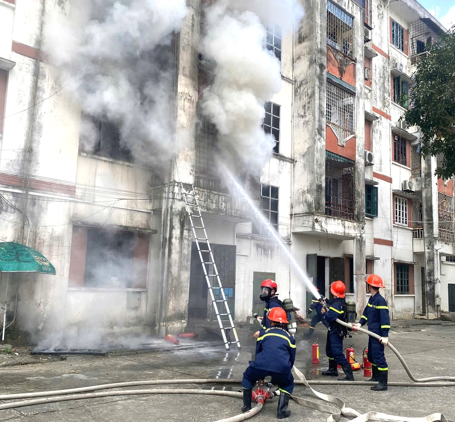Nghệ An: Kịp thời dập tắt đ&aacute;m ch&aacute;y tại chung cư, giải cứu th&agrave;nh c&ocirc;ng hai người- Ảnh 2.