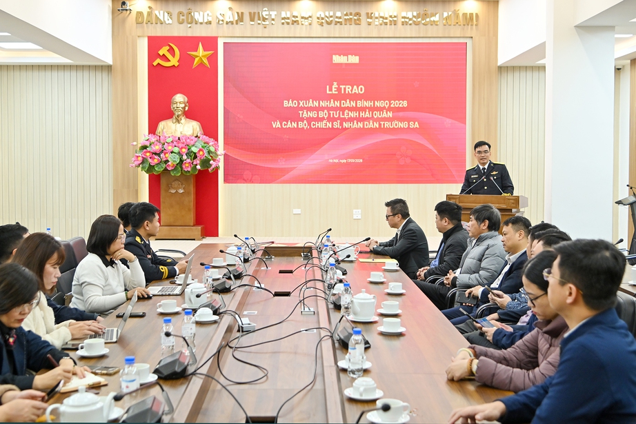 B&aacute;o Nh&acirc;n D&acirc;n trao tặng B&aacute;o Xu&acirc;n B&iacute;nh Ngọ 2026 tới c&aacute;n bộ, chiến sĩ bi&ecirc;n giới, hải đảo- Ảnh 2.