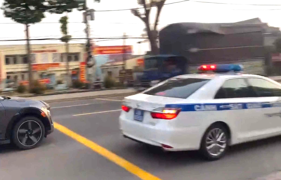 CSGT dẫn đường đưa người đi cấp cứu ở TP.HCM- Ảnh 1. CSGT dẫn đường đưa người đi cấp cứu ở TP.HCM- Ảnh 1.