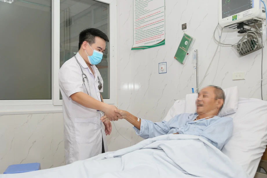 Cứu sống người đàn ông đột ngột ngã gục sau chơi thể thao- Ảnh 1. Cứu sống người đàn ông đột ngột ngã gục sau chơi thể thao- Ảnh 1.