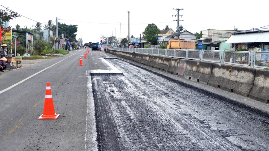 Khẩn trương sửa chữa hư hỏng quốc lộ 1 qua C&agrave; Mau- Ảnh 3.