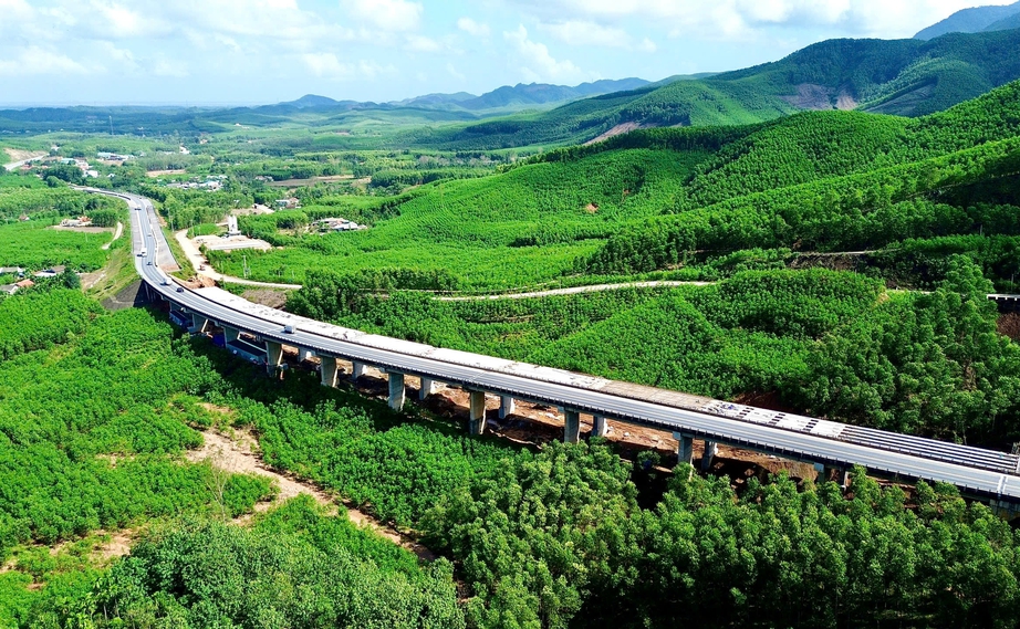 Xin điều chỉnh tổng mức đầu tư cao tốc La Sơn - H&ograve;a Li&ecirc;n l&ecirc;n 3.538 tỷ đồng- Ảnh 1.