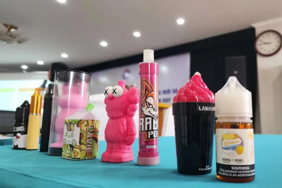 Xử phạt đến 10 triệu đồng khi sử dụng thuốc l&aacute; điện tử- Ảnh 1.