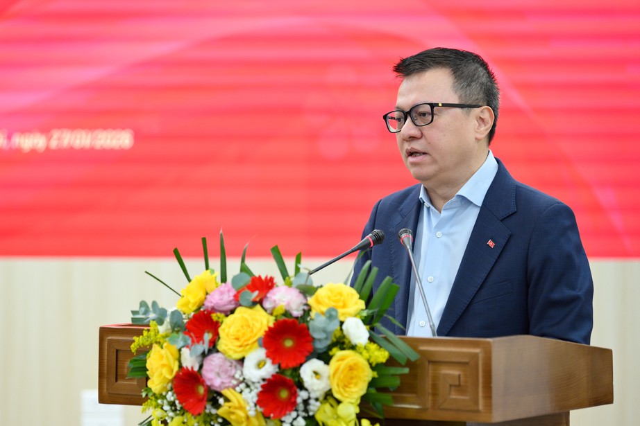 Báo Nhân Dân phát hành, trao Báo Xuân Bính Ngọ tới cán bộ, chiến sĩ biên giới, hải đảo- Ảnh 2.