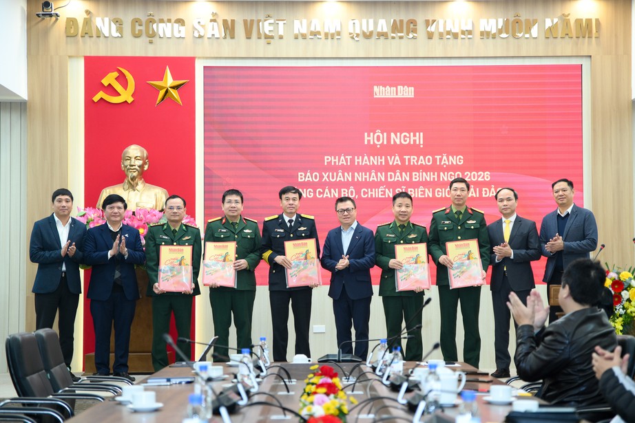 Báo Nhân Dân phát hành, trao Báo Xuân Bính Ngọ tới cán bộ, chiến sĩ biên giới, hải đảo- Ảnh 1.