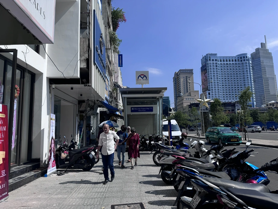 Sau ra qu&acirc;n, vỉa h&egrave; TP.HCM th&ocirc;ng tho&aacute;ng: Siết quản l&yacute; kh&ocirc;ng để &ldquo;đ&acirc;u lại ho&agrave;n đ&oacute;&rdquo;- Ảnh 2.