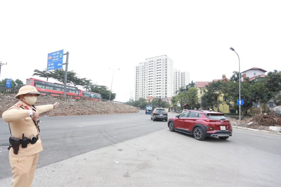 H&agrave; Nội: Ph&ograve;ng CSGT v&agrave; Sở X&acirc;y dựng th&aacute;o gỡ hơn 50 "điểm đen" &ugrave;n tắc giao th&ocirc;ng- Ảnh 1.