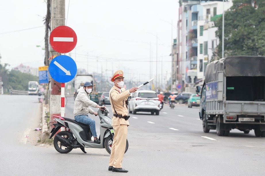 H&agrave; Nội: Ph&ograve;ng CSGT v&agrave; Sở X&acirc;y dựng th&aacute;o gỡ hơn 50 "điểm đen" &ugrave;n tắc giao th&ocirc;ng- Ảnh 4.