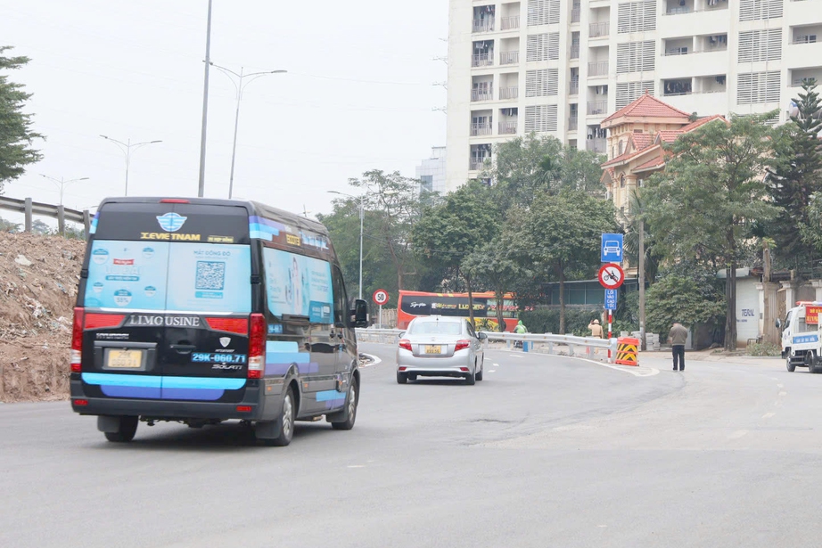 H&agrave; Nội: Ph&ograve;ng CSGT v&agrave; Sở X&acirc;y dựng th&aacute;o gỡ hơn 50 "điểm đen" &ugrave;n tắc giao th&ocirc;ng- Ảnh 5.