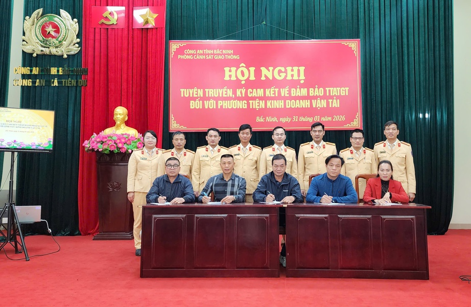 Bắc Ninh: Hơn 100 doanh nghiệp ký cam kết chấp hành pháp luật về trật tự ATGT- Ảnh 5. Bắc Ninh: Hơn 100 doanh nghiệp ký cam kết chấp hành pháp luật về trật tự ATGT- Ảnh 5.