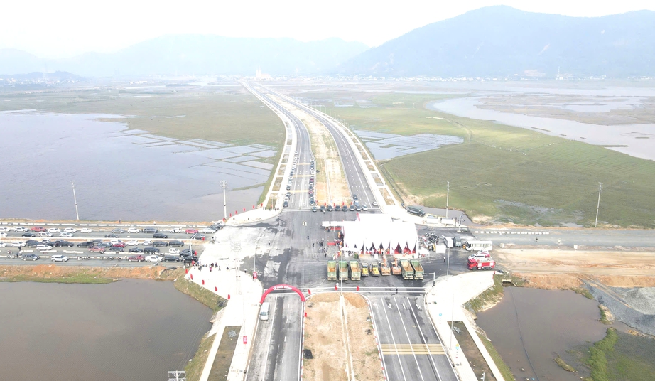 C&uacute; h&iacute;ch hạ tầng cho H&agrave; Tĩnh từ c&aacute;c c&ocirc;ng tr&igrave;nh trọng điểm ch&agrave;o mừng Đại hội XIV- Ảnh 3.