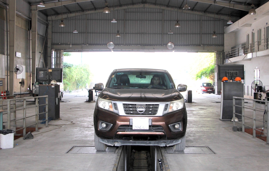 Chủ xe phấn khởi v&igrave; giảm lệ ph&iacute; cấp giấy chứng nhận đăng kiểm &ocirc; t&ocirc;- Ảnh 2.