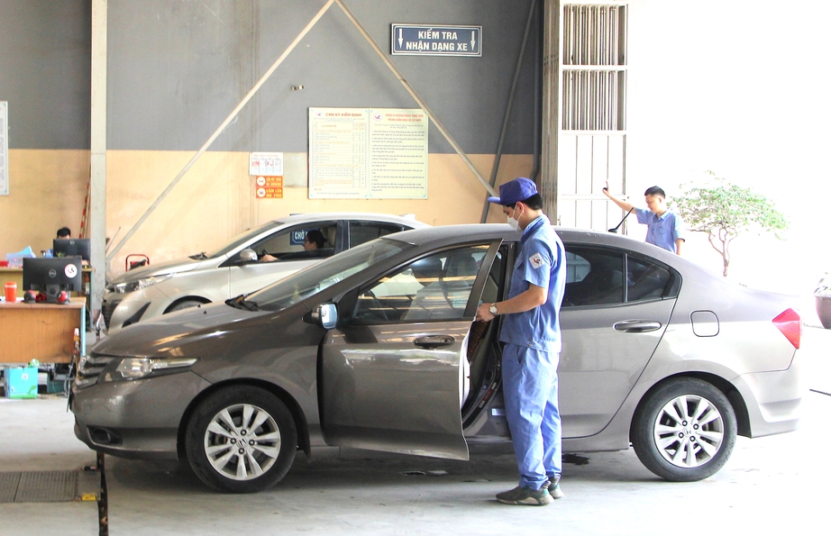 Chủ xe phấn khởi v&igrave; giảm lệ ph&iacute; cấp giấy chứng nhận đăng kiểm &ocirc; t&ocirc;- Ảnh 1.