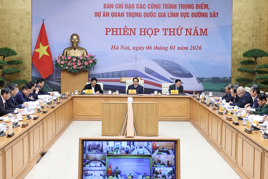 Thủ tướng: Khẩn trương đề xuất c&ocirc;ng nghệ, h&igrave;nh thức đầu tư đường sắt tốc độ cao Bắc - Nam- Ảnh 1.