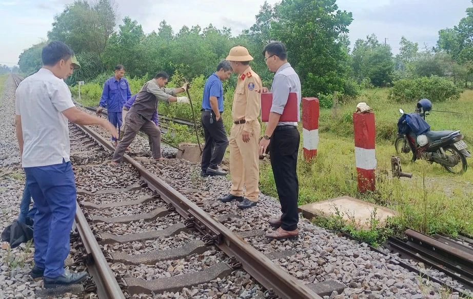 Quảng Trị: Tăng cường đảm bảo trật tự ATGT đường sắt trong dịp Tết- Ảnh 2.