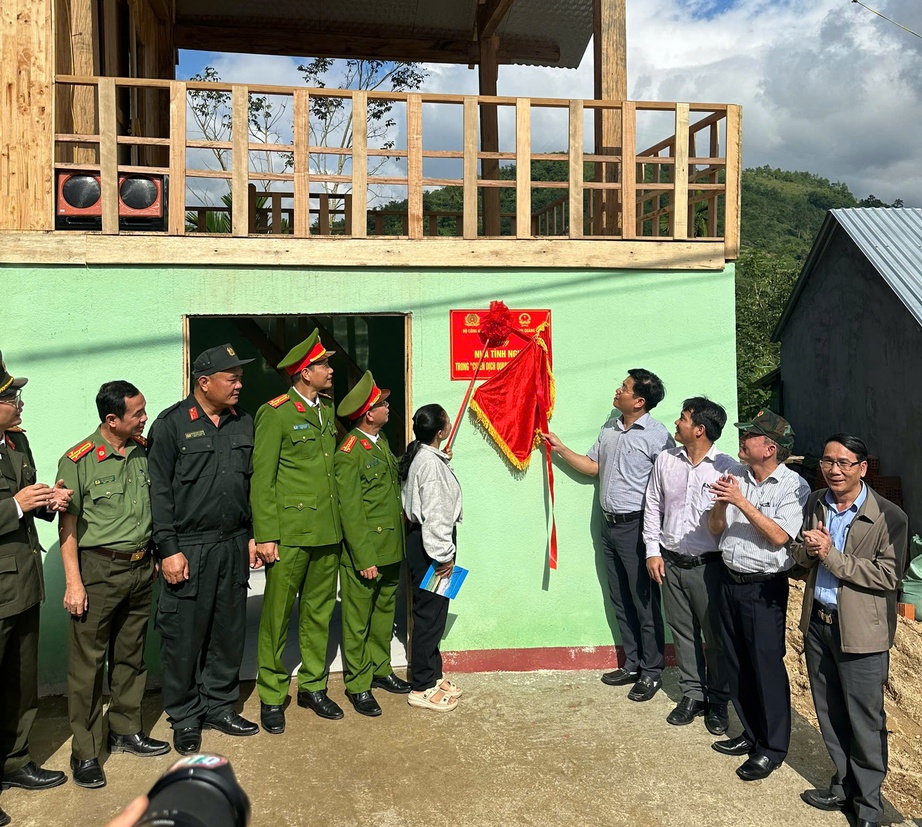 C&ocirc;ng an tỉnh Quảng Ng&atilde;i b&agrave;n giao căn nh&agrave; đầu ti&ecirc;n thuộc "Chiến dịch Quang Trung"- Ảnh 1.