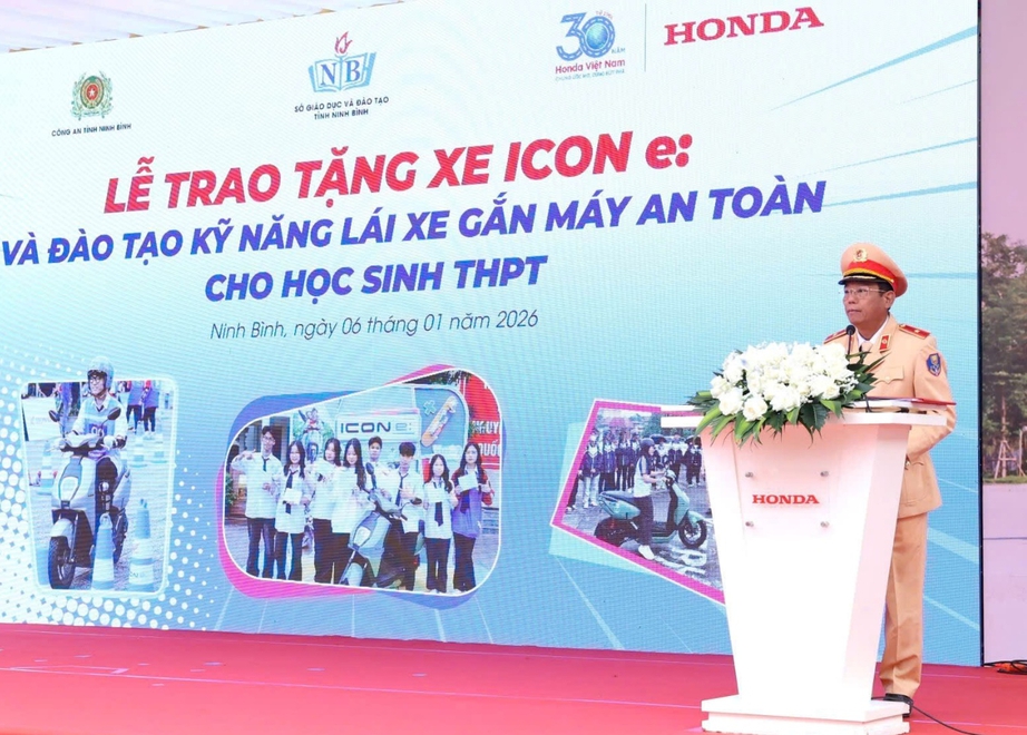 C&ocirc;ng an tỉnh Ninh B&igrave;nh phối hợp trao tặng xe Honda ICONe cho học sinh- Ảnh 1.